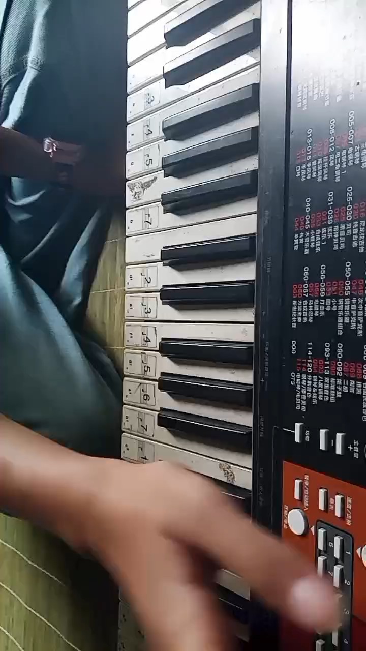 手法可能不对哦，因为我不是专业的吧，我就是随便看一下，真的别喷我，谢谢然后最后一段有点错，所以别见怪
