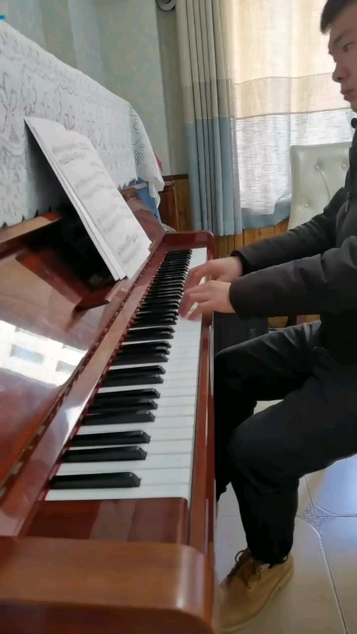 有需要钢琴调律的朋友们可以联系我，调琴我是专业的