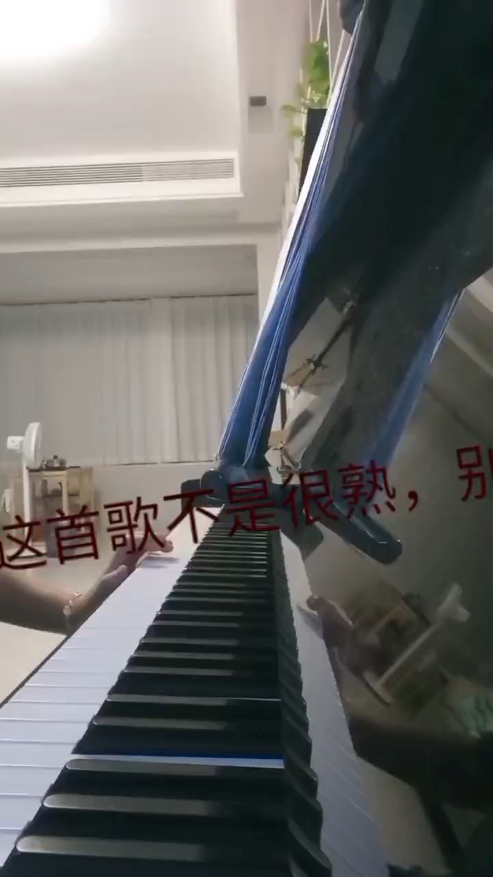 虚伪是人类最真实的保护色，它像一面镜子，照出了人性的复杂与矛盾。
微笑挂在唇边，
眼底藏着寒霜。
言语似蜜糖甜，
心却筑起高墙。

华丽的衣袍下，
裹着空洞的谎。
谁能看穿假面？
真相沉入深巷。

微笑如春风，
言辞似蜜甜，
眼底藏寒冰，