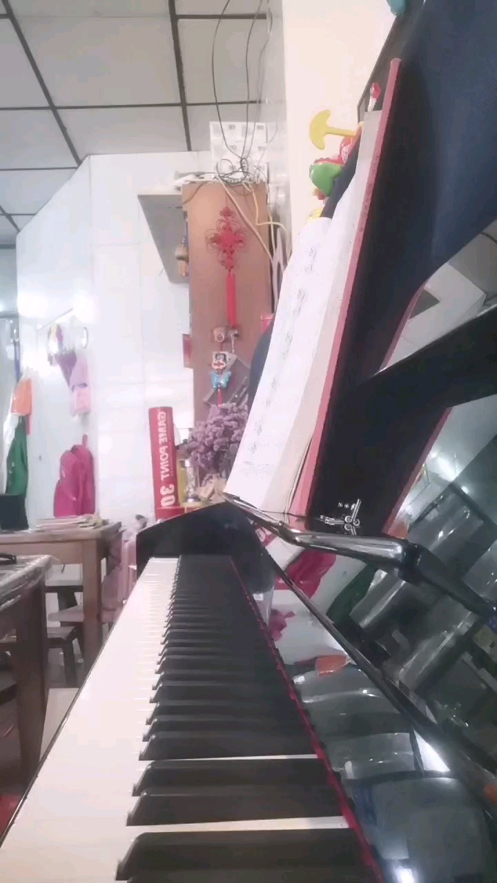 指尖落在琴键的瞬间，仿佛闯进了宫崎骏的云端世界✨
《天空之城》的旋律漫出来时，风好像都停了——
有旋转的风车，会飞的城堡，还有藏在音符里的、未说出口的温柔。
你心里的那座天空之城，是什么样子的？
中间弹的不是很好，请谅解