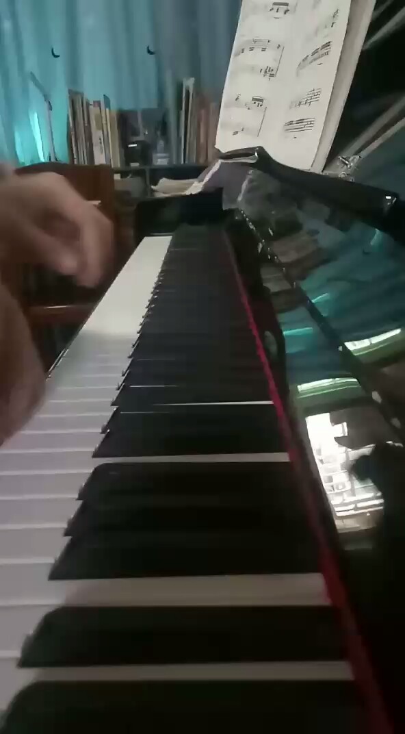 大佬们。由于是第一次发钢琴视频。所以有些音会弹错。中间还可能有停顿。下次会改进的。请不要吐槽。谢谢!!!😁😁😁[尴尬][尴尬]: