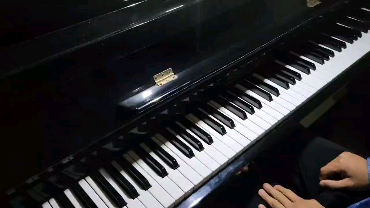 “你哭过，但眼影闪得更艳美。”