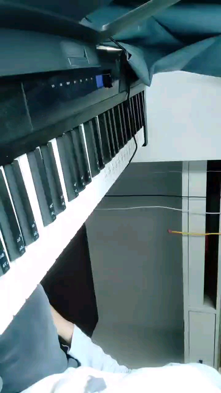 不喜勿喷。我没有弹过钢琴，是自己学的。