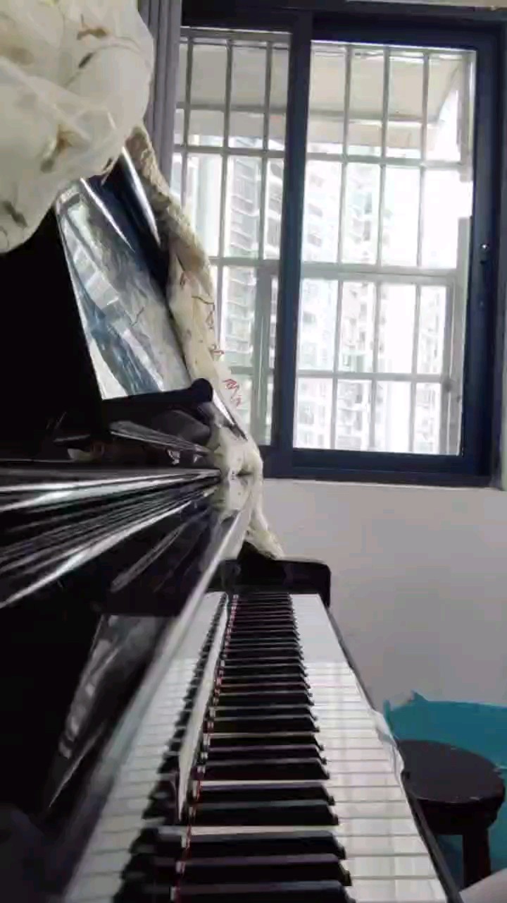 今天学校组织核酸检测，轮到我的时候，我看见那个护士姐姐防护面罩上都是水。这场疫情来的非常突然，医生，护士他们都有家人啊，都有牵挂啊！但是他们都一无返顾地冲在最前线！他们是病人们的英雄，是我们的英雄，是所有人的英雄！