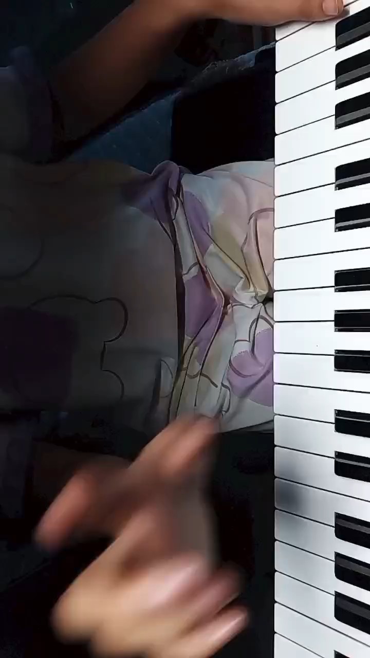 发这条主要想自己看看进度之类的。看看寒假过了之后能不能入我钢琴老师的法眼吧。我感觉我自己弹的是挺卡的。单纯想发条视频而已。