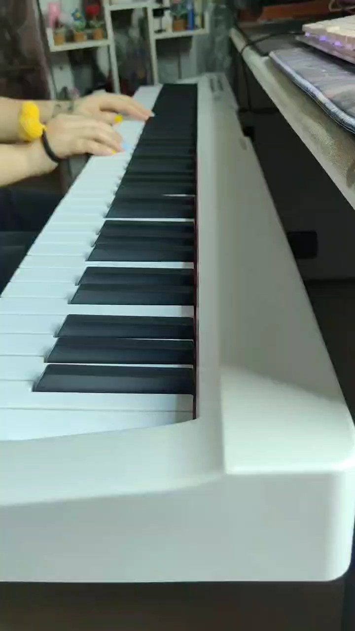 有时间了想学个乐器，选了钢琴，看视频自学了一个星期，每天进步一点点，希望能坚持。