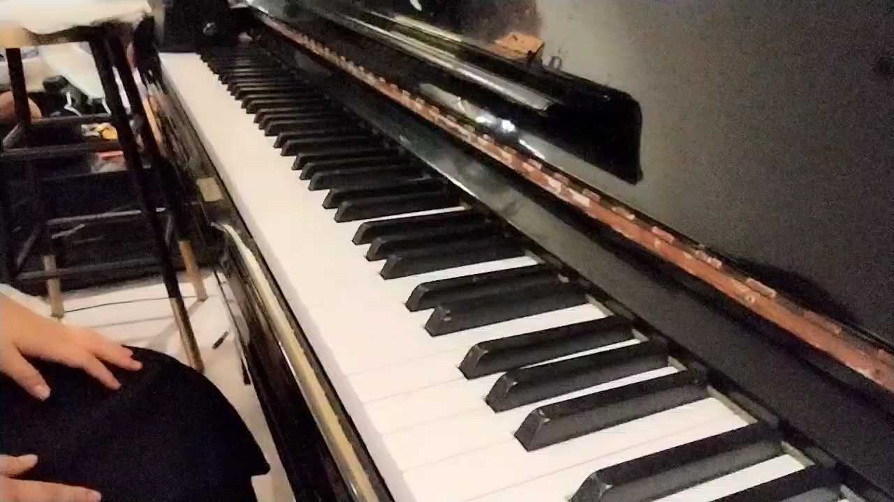 拍的不太好，学习机的问题，还有我里面弹错了一个音，勿喷谢谢
这首曲子叫靛色，我是火星人呀！