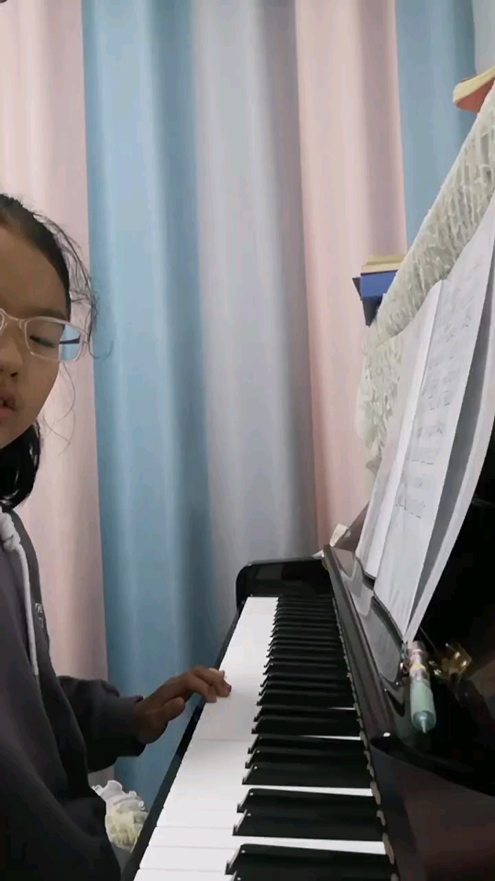 用心去弹用心去做，为了弹好琴付出一辈子努力。