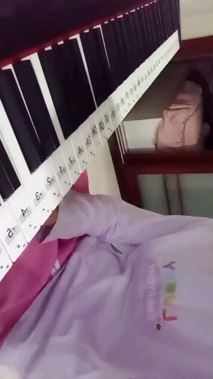 就是加油加油，这时候是非常简单的一首曲子非常好，很简单，我会弹这首诗