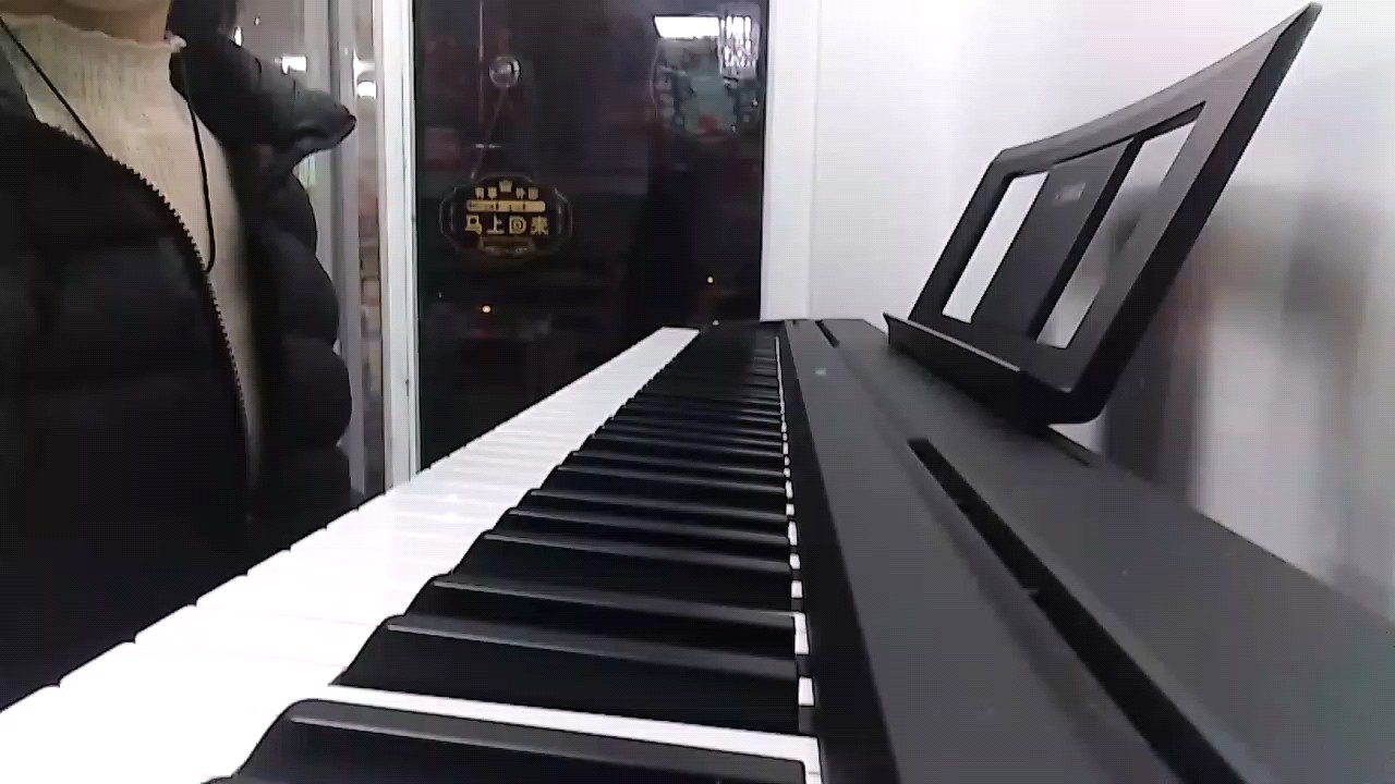 有点吵，请谅解一下