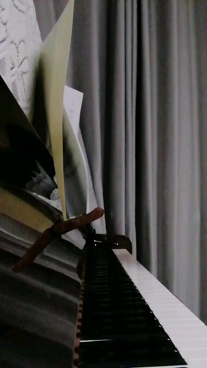 弹的不好，右手迈不到一个八度，请见谅😘