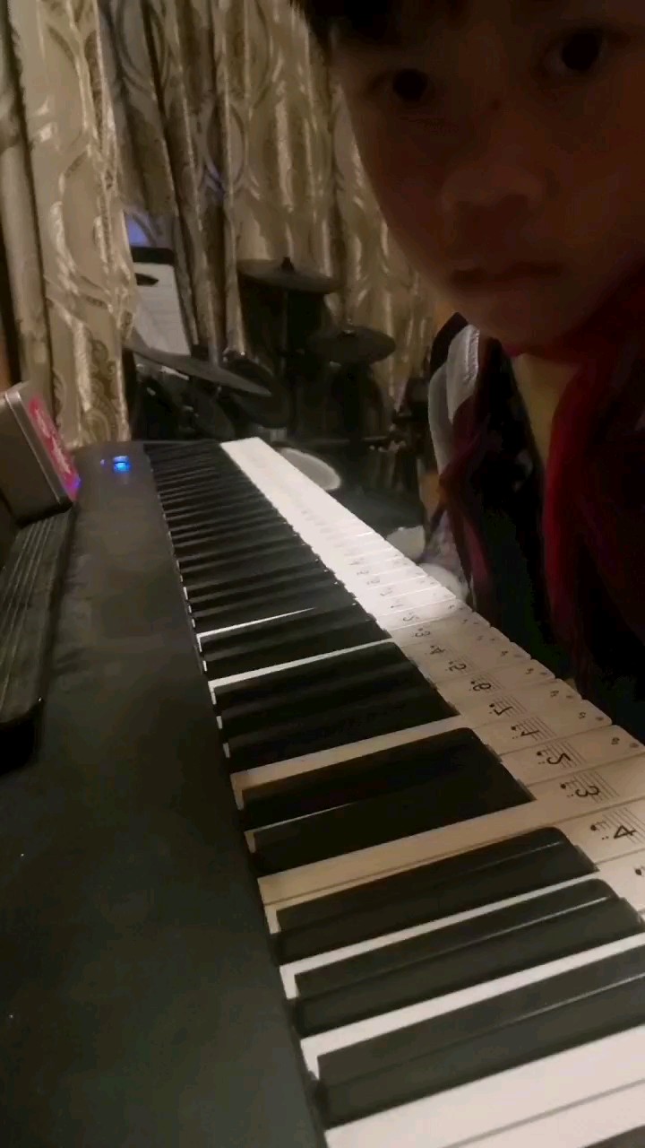 弹得不是太好，有一些错音，还有一些地方对着原版该了一下，但是还是有感情的。