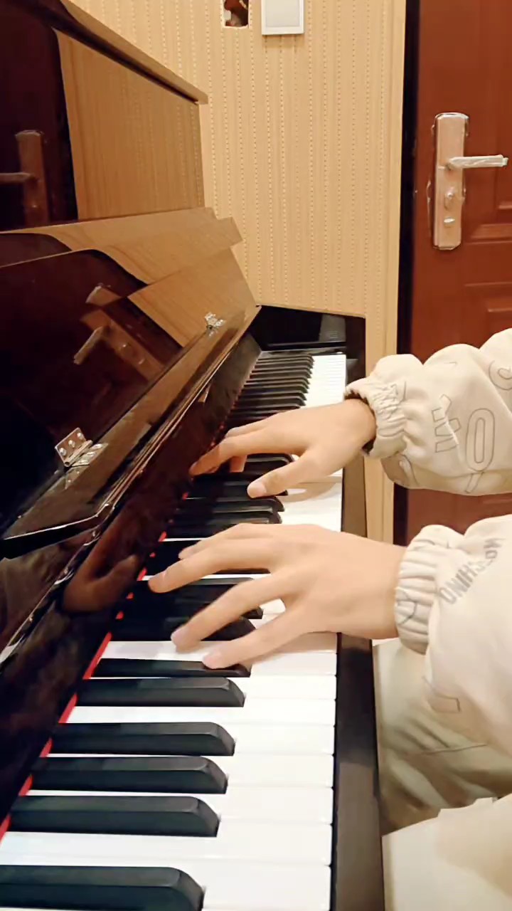 从小就喜欢听钢琴曲，于是就想着能不能把它弹出来，但由于家庭原因没有学，如今长大了就自学，终于能如愿以偿了