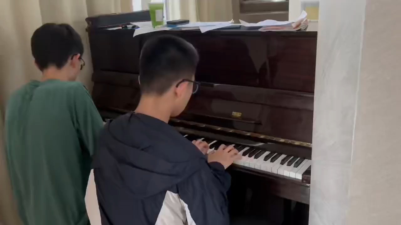 毕业典礼的前一天，和小学同学一起演奏。毕业晚会前的最后一遍练习。四手联弹