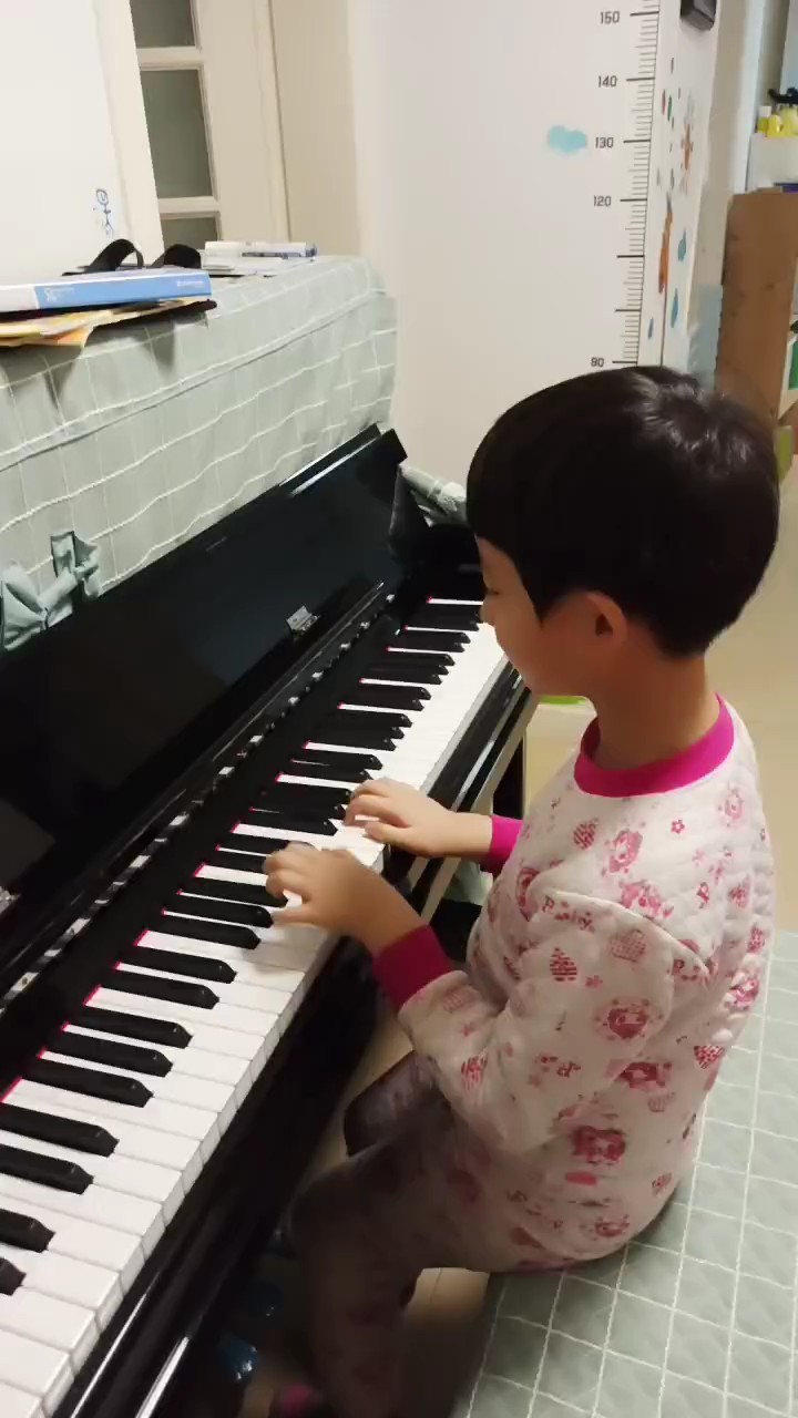 小朋友第一首有点难度的曲子，练了一部分，还有点小瑕疵，继续努力。