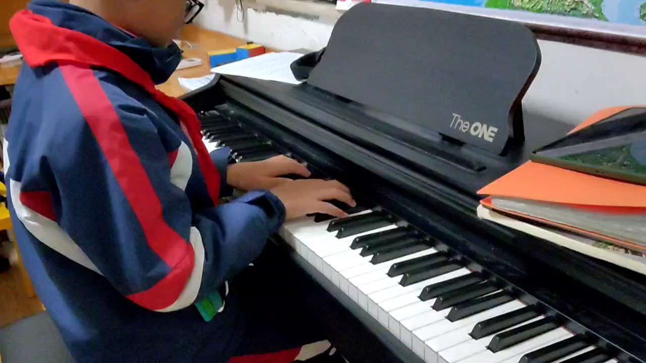 练习钢琴的时候，突然有了灵感弹出来的，里面是我玩minecraft多年的回忆，虽然弹的这首曲子与原版的曲子顺序不一样，可能有些弹的不好，但是不喜勿喷，，谢谢