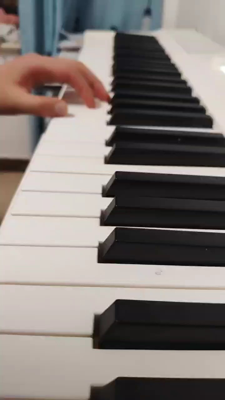 手速极快板弹琴。