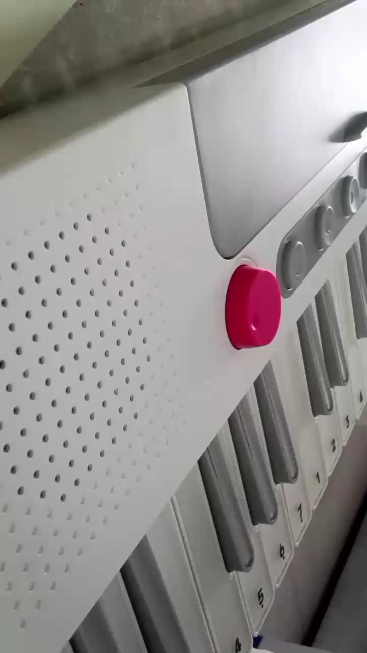 错了几个音将就着看一下吧，嗯，好几首歌都弹了，相信你们应该听得出来吧是。