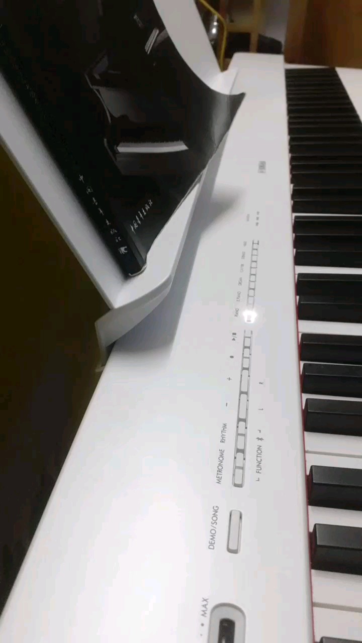 手机给震了（●─●）