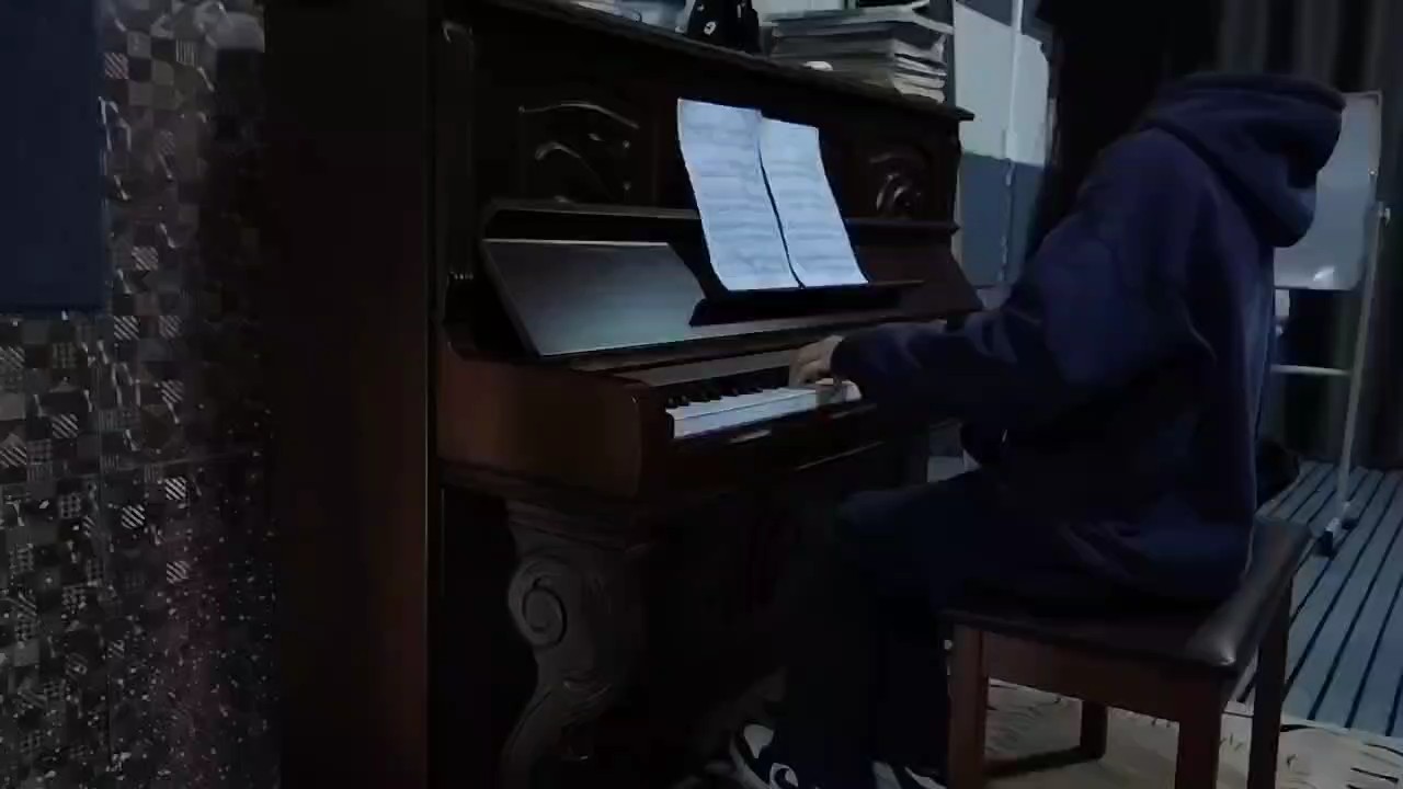 夜晚与旧钢琴🎹，在旋律里短暂出逃。
居家慢弹｜古典音乐盒，安静的时刻留给黑白琴键。