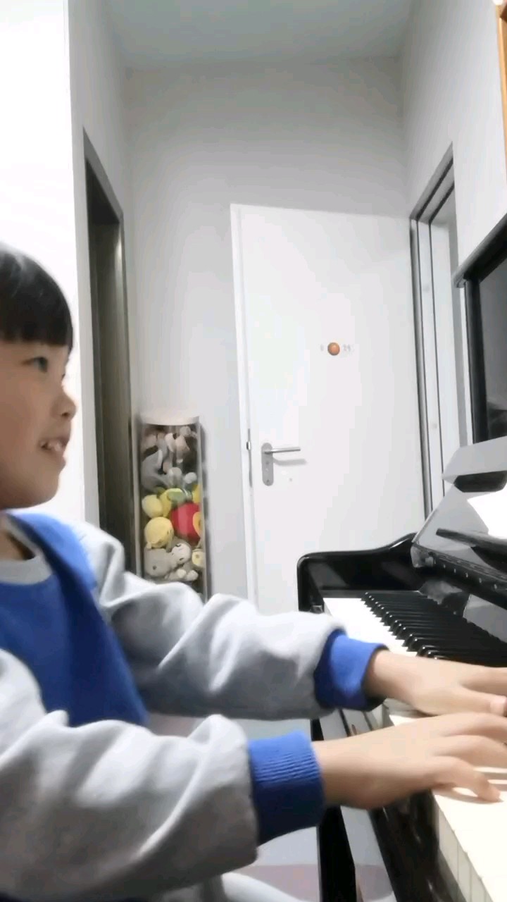 谢谢各位哥哥姐姐，为我点赞，我会更努力的练琴录更多的歌给大家听