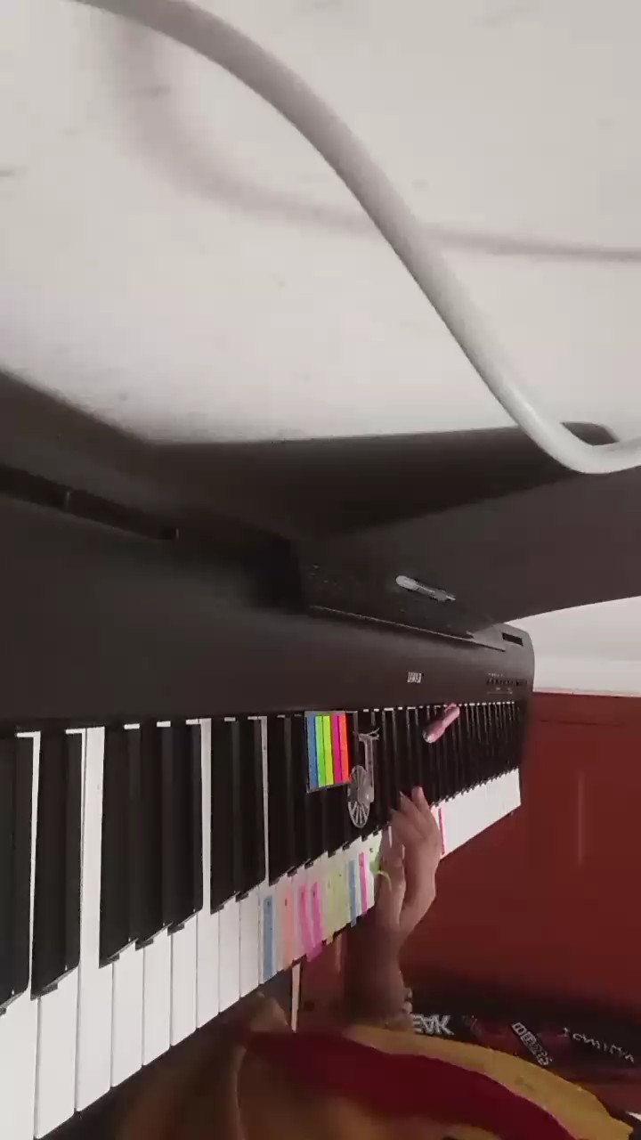 小学生求别骂刚买钢琴没多久。今天刚用。