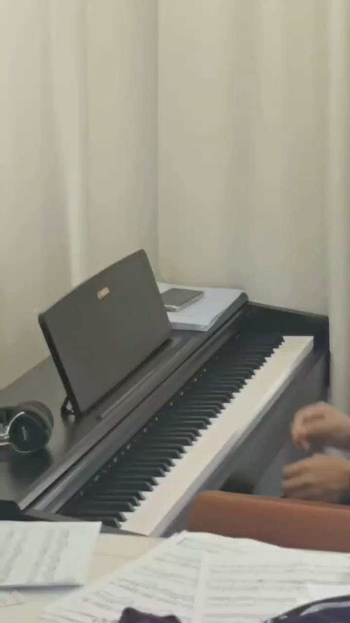 乱弹的《最后一页》，想到20几天后就要开学了，就好伤心啊(｡•́︿•̀｡)