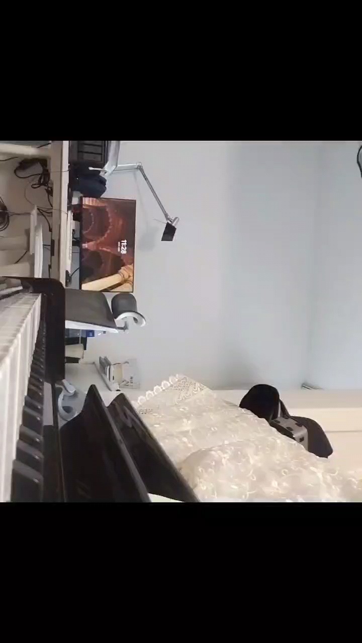 我弹的比较不怎么好，也不是太厉害，我就没老师厉害，因为我老师就他可以把整首曲子给弹下来，而且他特别厉害，而且他还会弹春季春季一般都是很好的，我都不会弹，他却会弹，我都会惊讶死了，我都可以说那个i love come所以他都不在话下都更都别