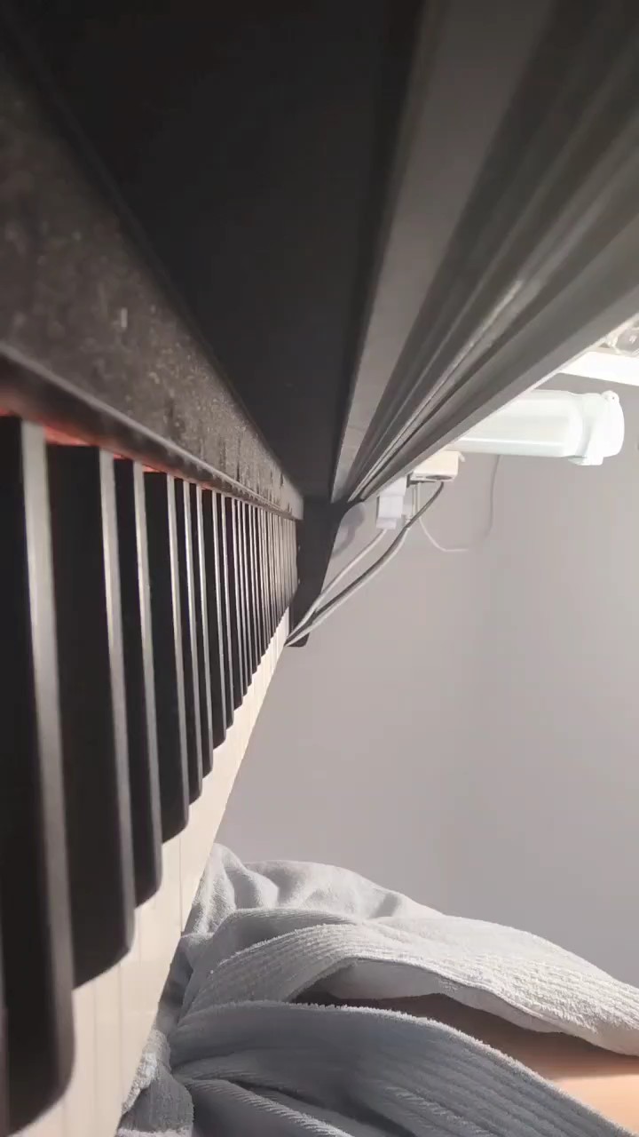 上春山的完整版。这是仿照我们合唱对钢琴老师弹的伴奏。所以有些跟原谱不一样，我又加了一些间奏和变调，总共变了四次调，用了E，A，降b四个调，当然是昨天才练的，所以有些不熟，有些会卡顿不仅右手不一样，左手的伴奏完全是自己配的