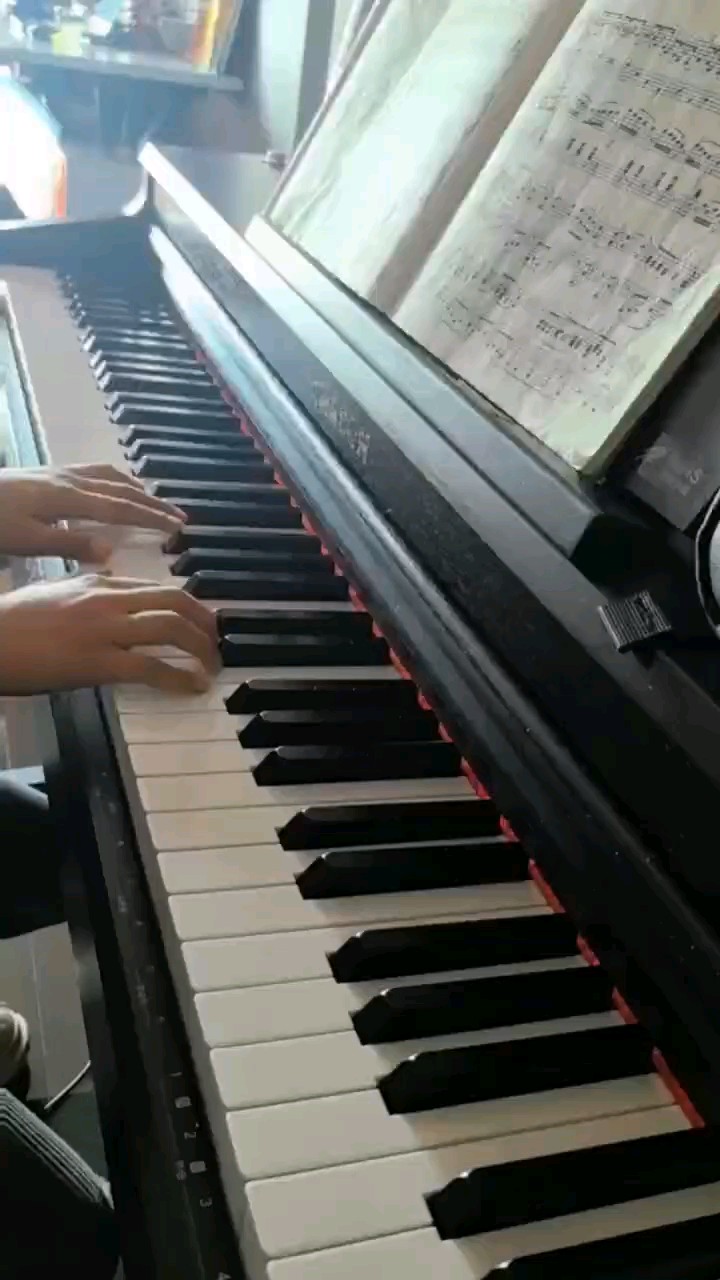 八岁男孩练琴日常