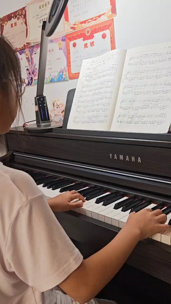 努力练琴的女孩👧🏻