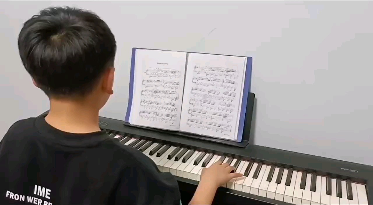 孩子自己弹的…