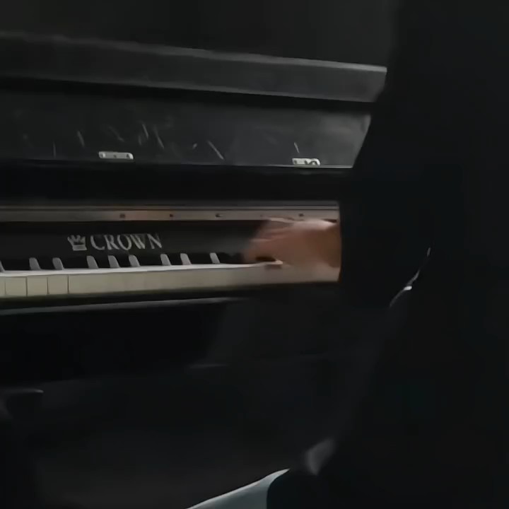 ，