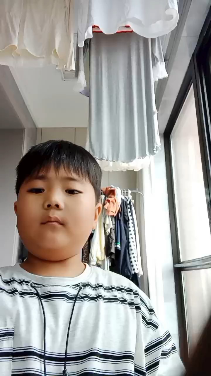 我目前还没有高难度的那种琴谱，只能先弹一个小孩tanc小涛三