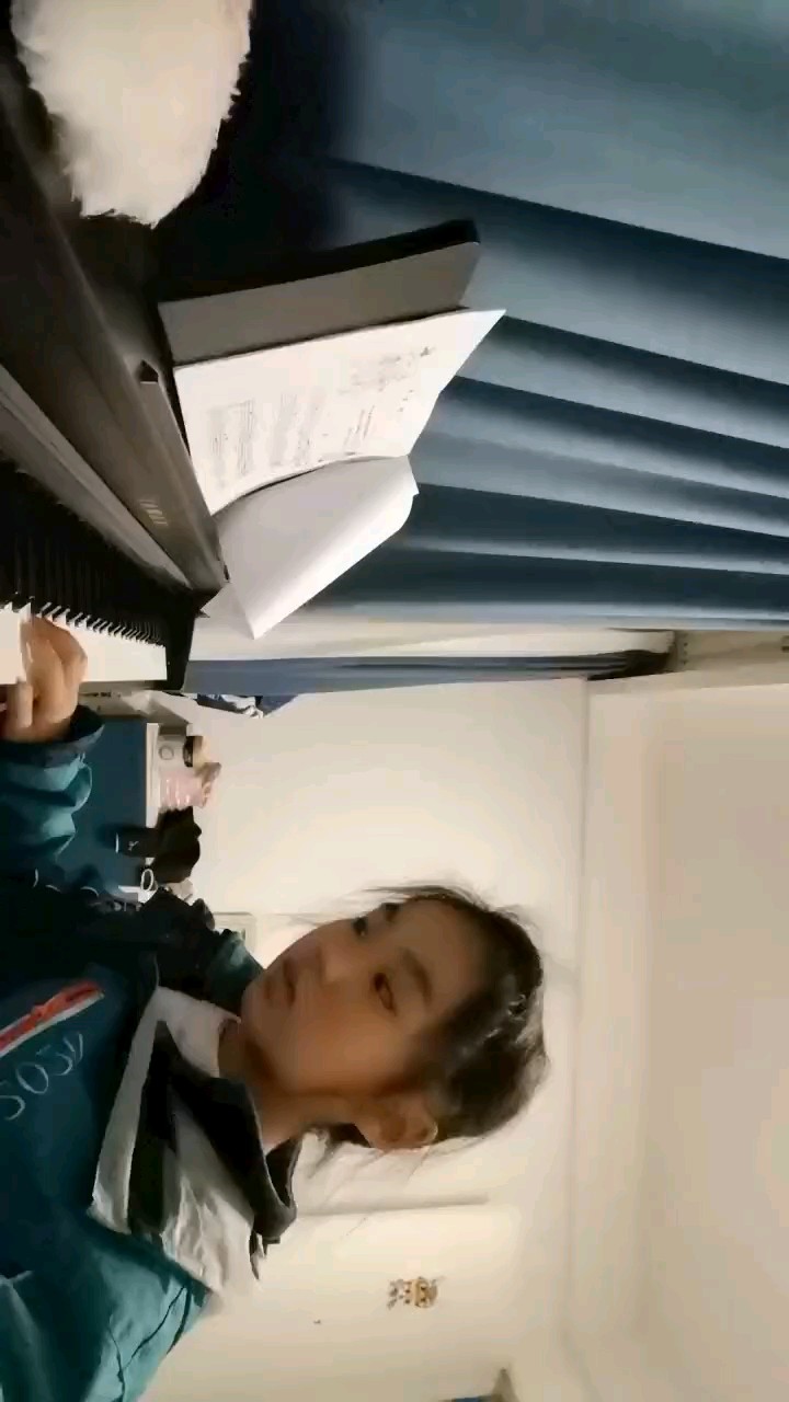 像是三个人在玩游戏一个人追两个人，很有趣。