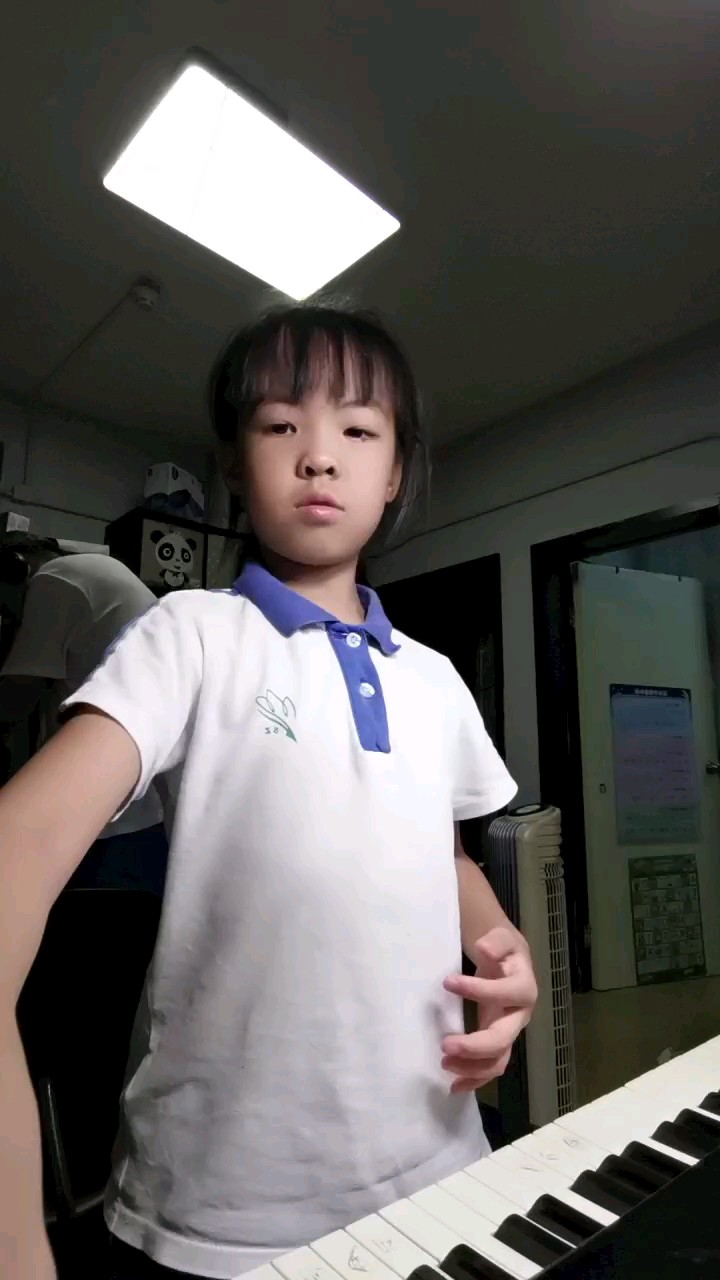 学钢琴一周，弹的不好，可以喷。