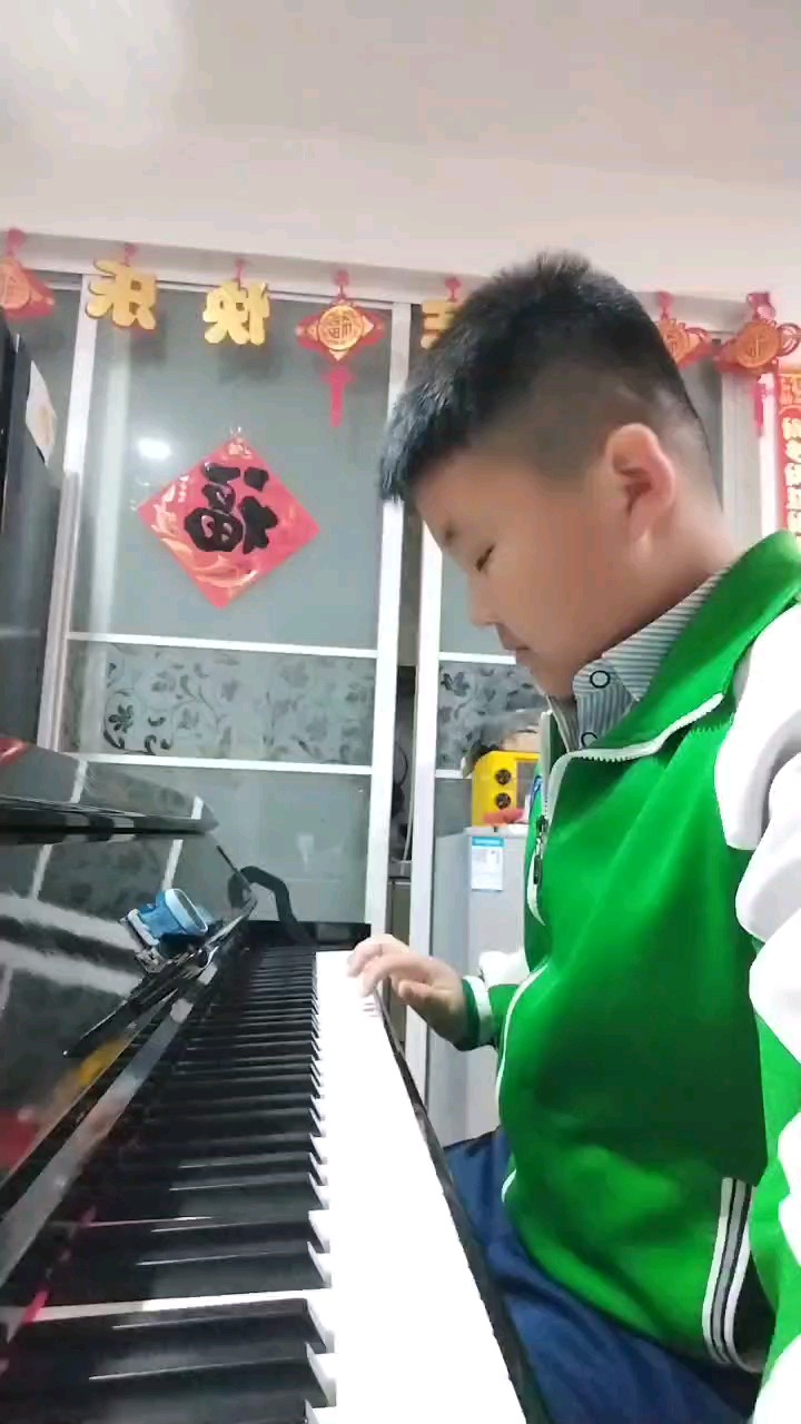 抱歉，我是不充钱的，所以只能弹这些了。剩下的要svip。😭😭😭一定要轻喷。👏👏👏