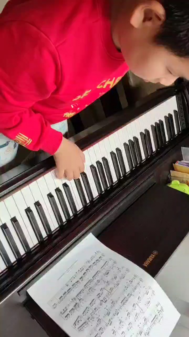 头一次弹这么简单的曲子，我现在正在学三级曲目