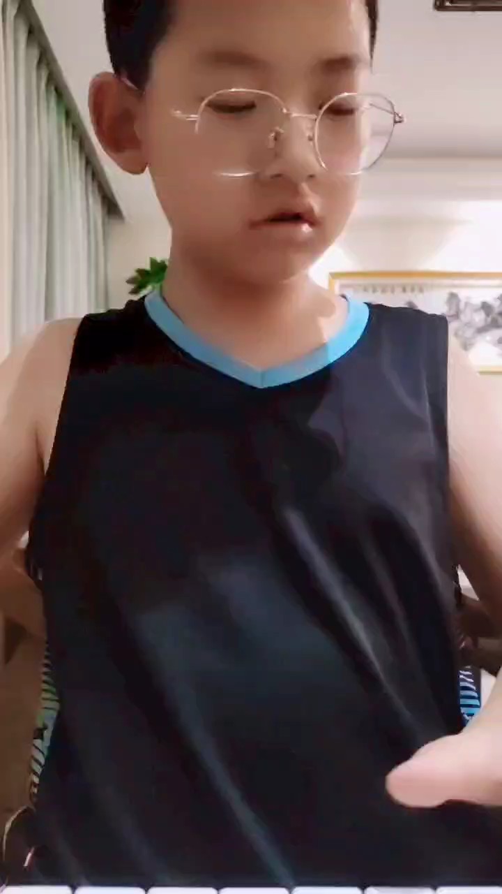 今天晚上睡不着，所以我就在弹琴。