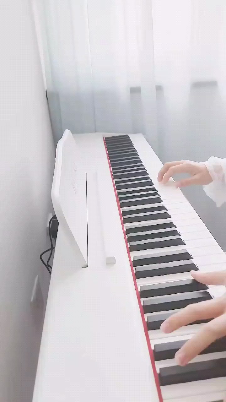 手机放琴上震的屏幕有点模糊