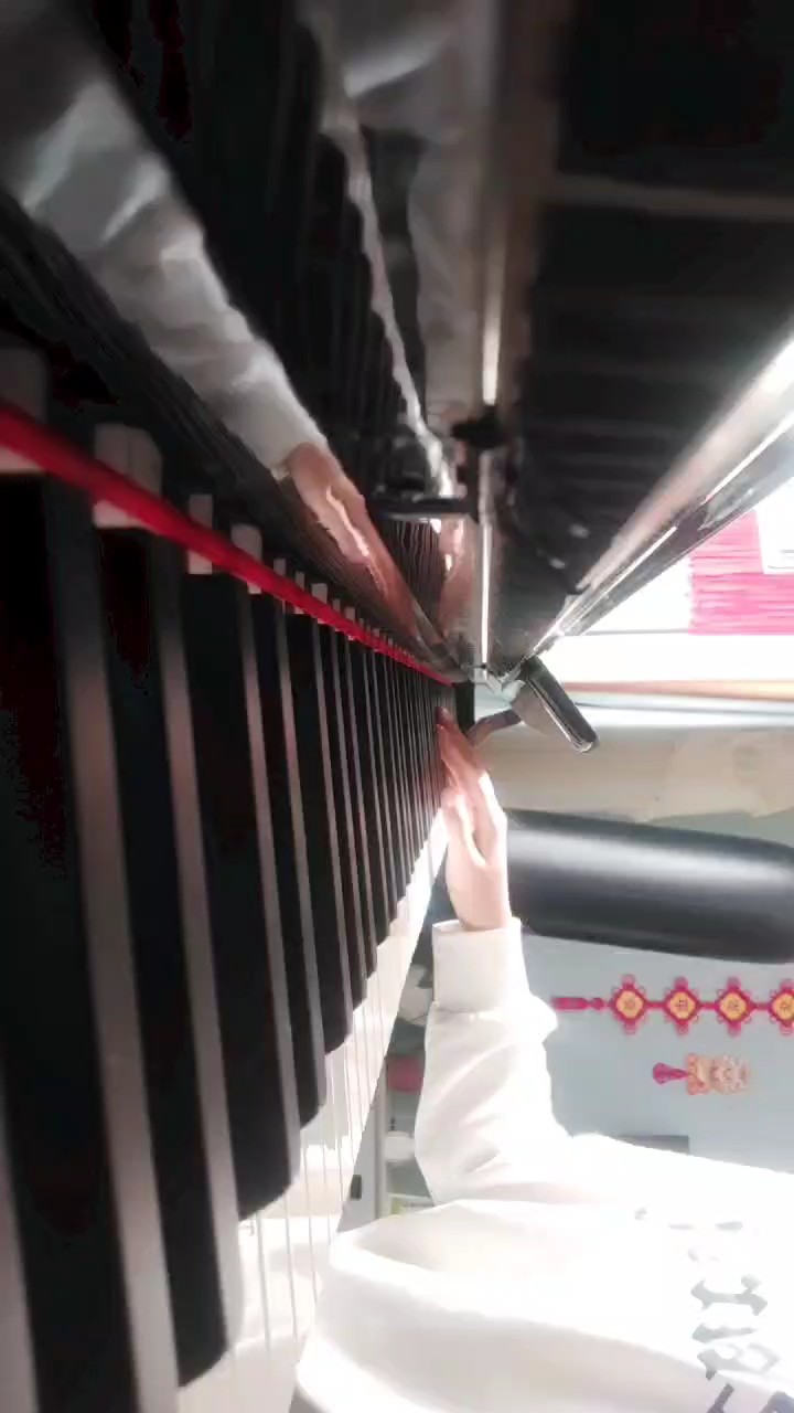这首曲子很好听，很推荐弹