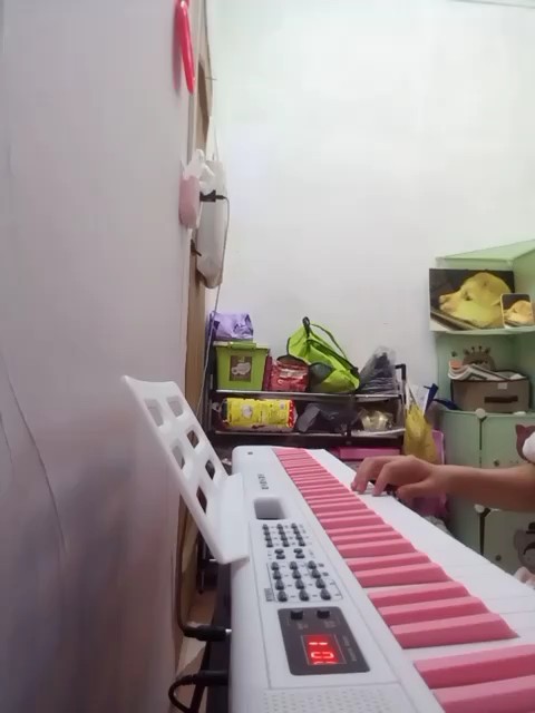 本人是新手，求大佬指点一下手势，然后也不太懂怎样才算弹得有感情🤔求大佬们指点指点，我一定会好好改正，然后有练琴，希望能进步😚然后是用平板的录制的，音质可能不太好，谢谢大家听完😘