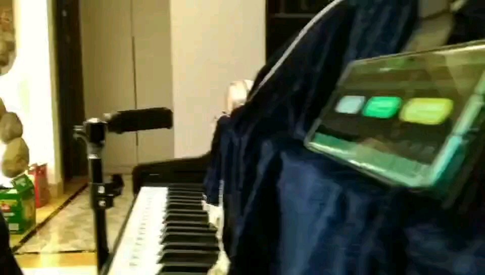 第一次弹完整的曲子，有一点点卡壳，求支持一下😭