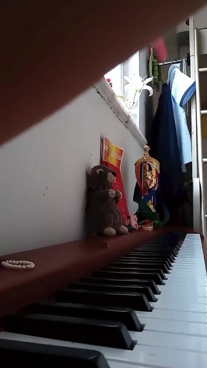 要毕业了，自己编了一个🙄不知道是钢琴的问题还是我的问题🤔几个星期编曲😭(勿喷)