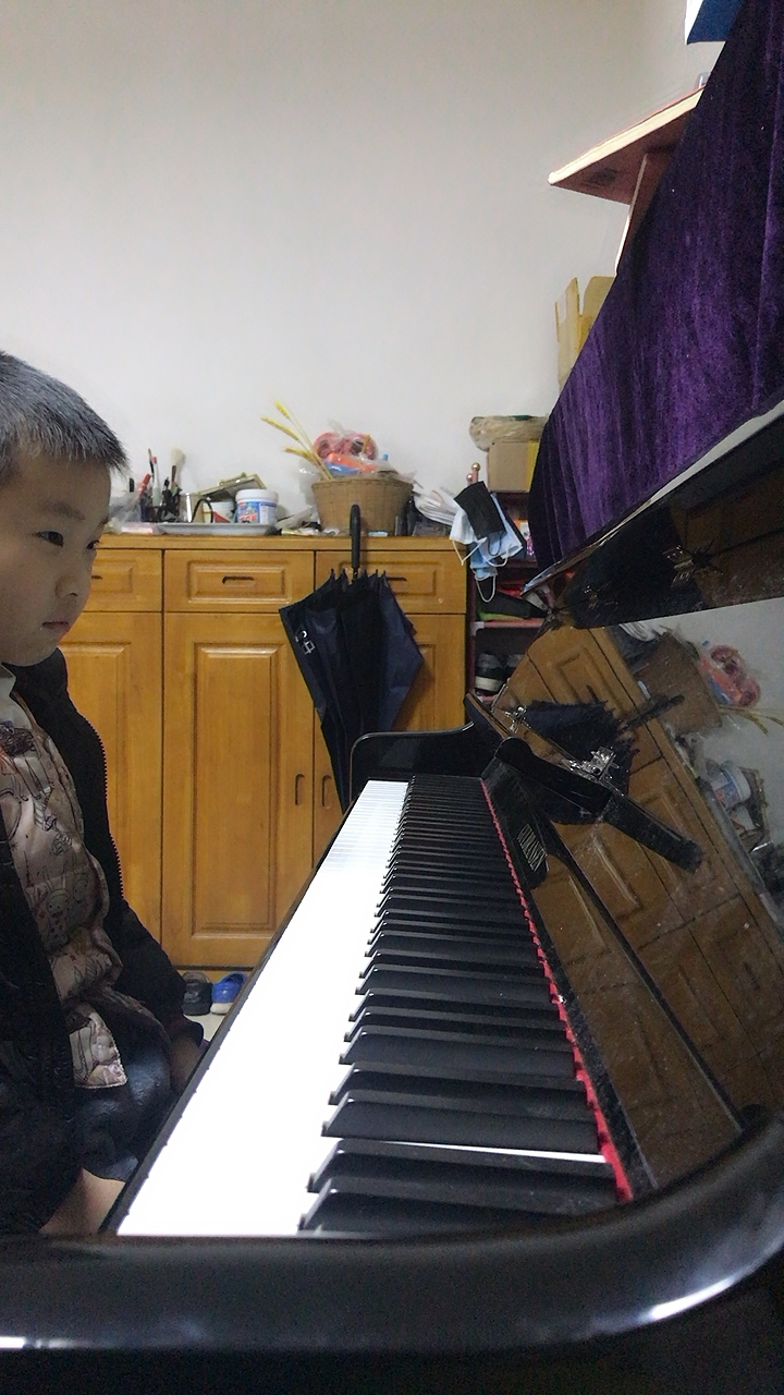 姐姐：已经弹钢琴五年了，今天帮弟弟伴奏。 弟弟：你刚学了半年，弹得不太好。＃祝大家新年快乐