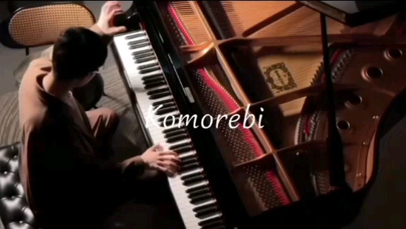 像救赎的光，又像坠落的灰