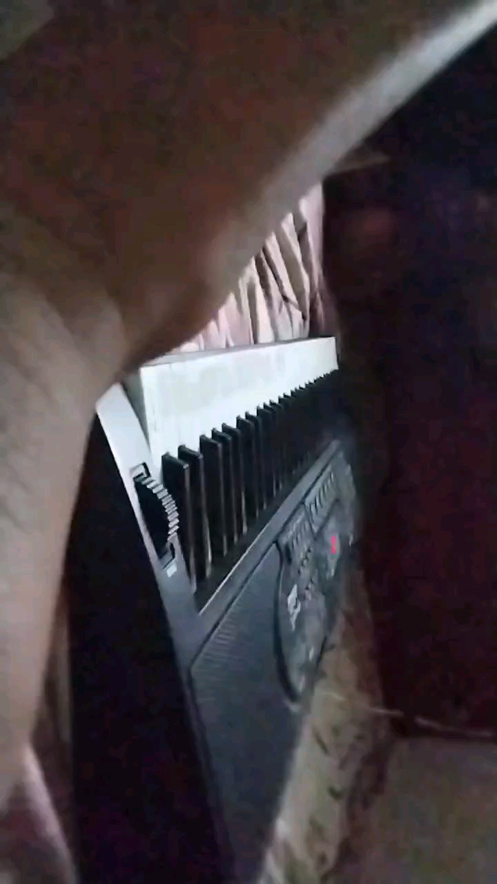 我第1次弹琴。音和手可能对不上不是音频。审核求过审核求过，纯钢琴。请大家支持一下，谢谢。😘
