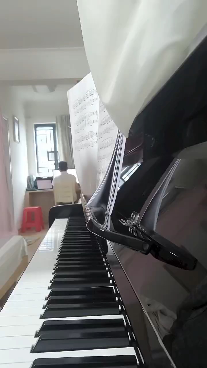 有点杂音，弹得不太好，有点错。轻喷