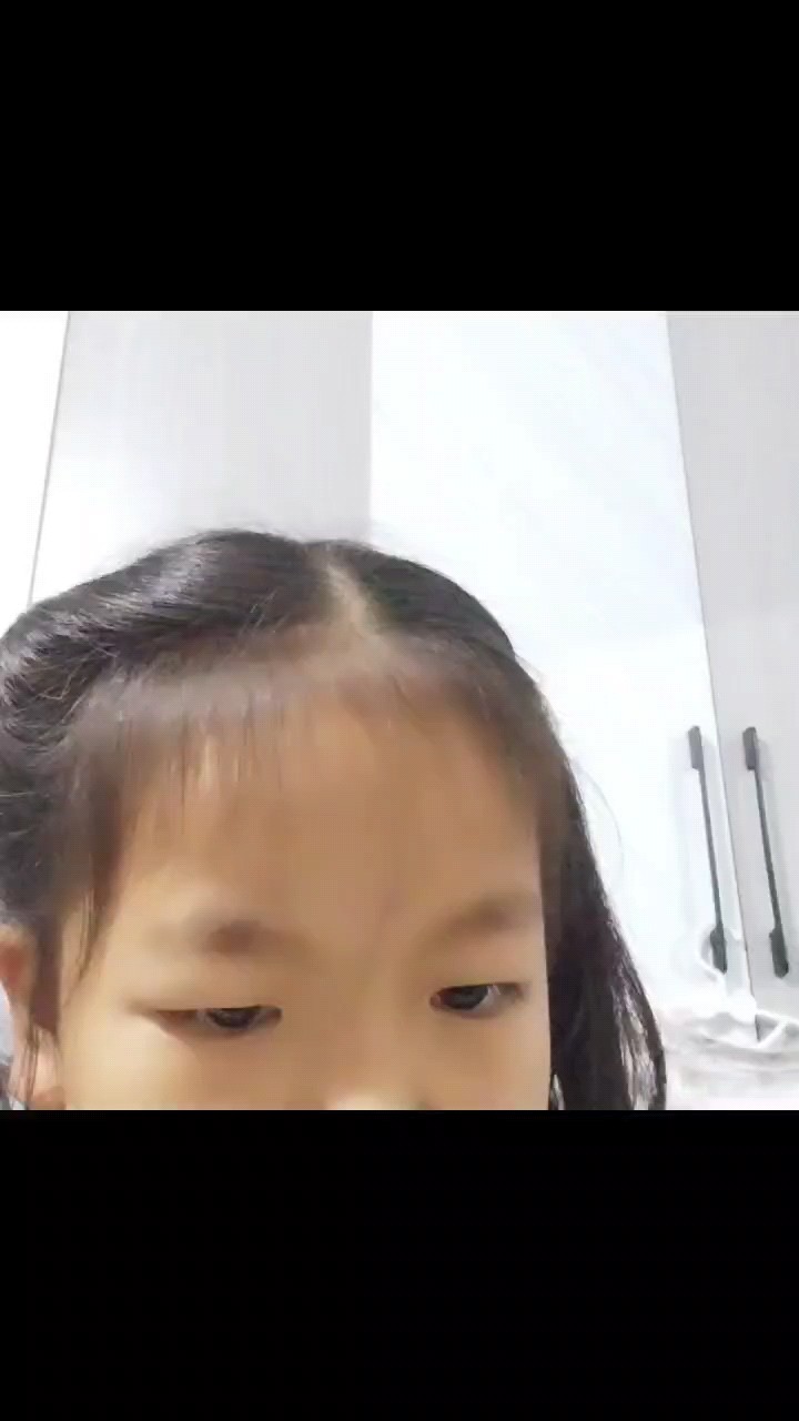 這個是用線下來彈的誒，而且我不用說就彈了，而且我也沒看舒服。你們真笨，還需要看書。你叫我都不用看了，我都記得音符了，我只能背音符了，你還不信？嗯，是吧，但是要給我們ヾ^_^♪