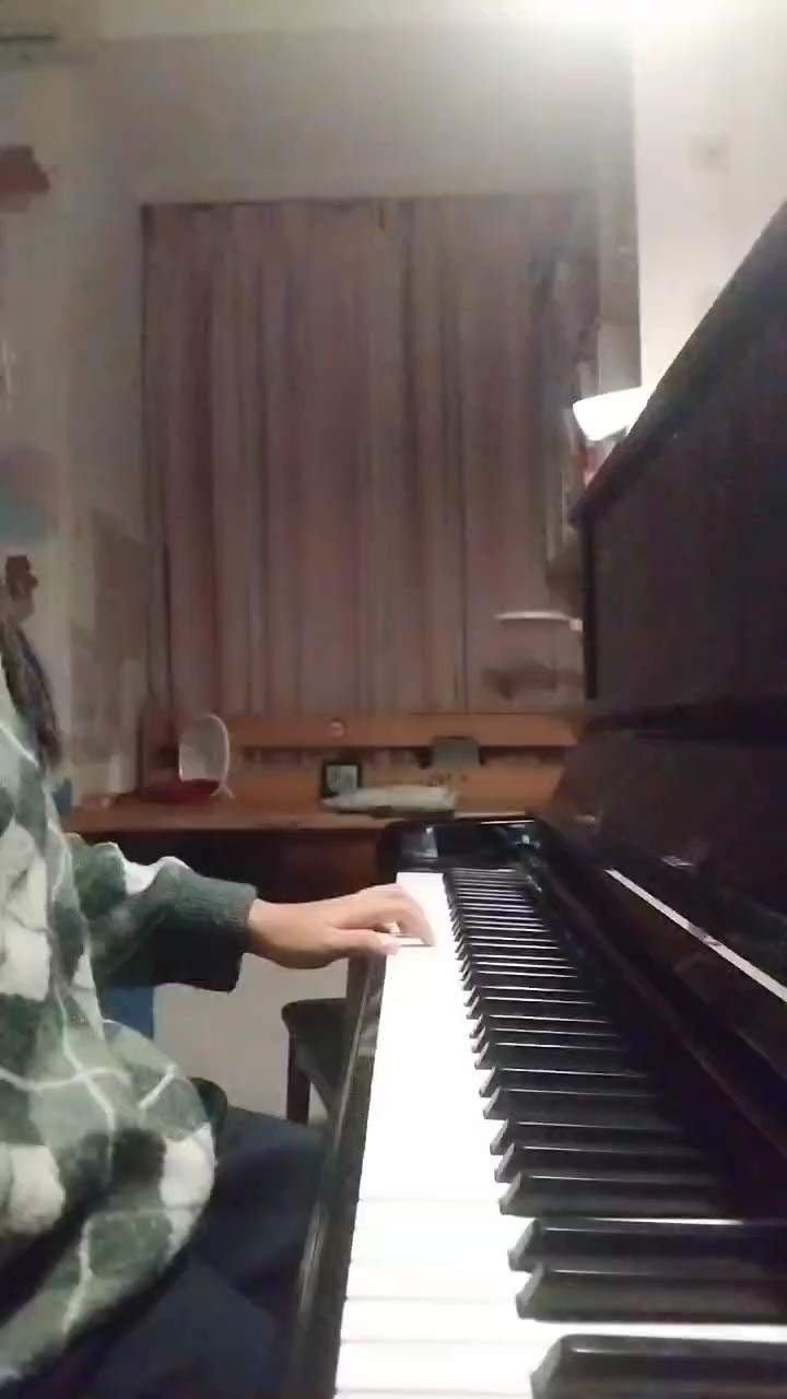 嘻嘻，窗帘后面是什么呢？